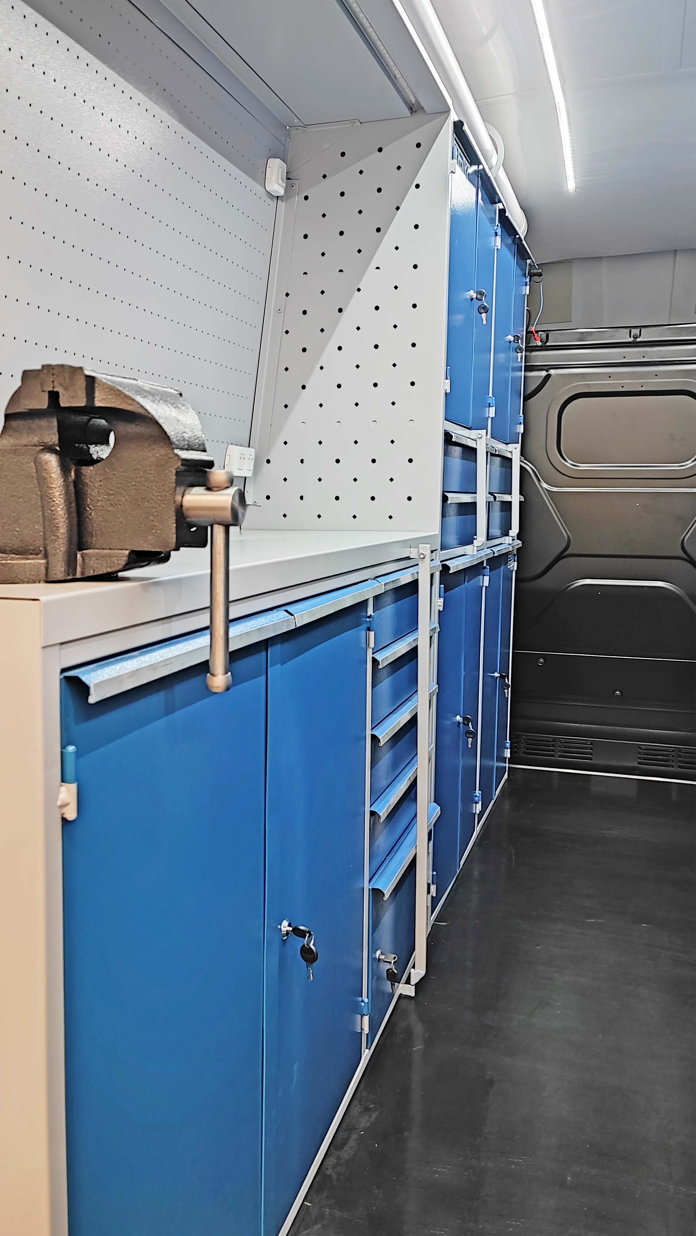 Equipamiento vehicular - Taller Movil - AESA - BDK Design