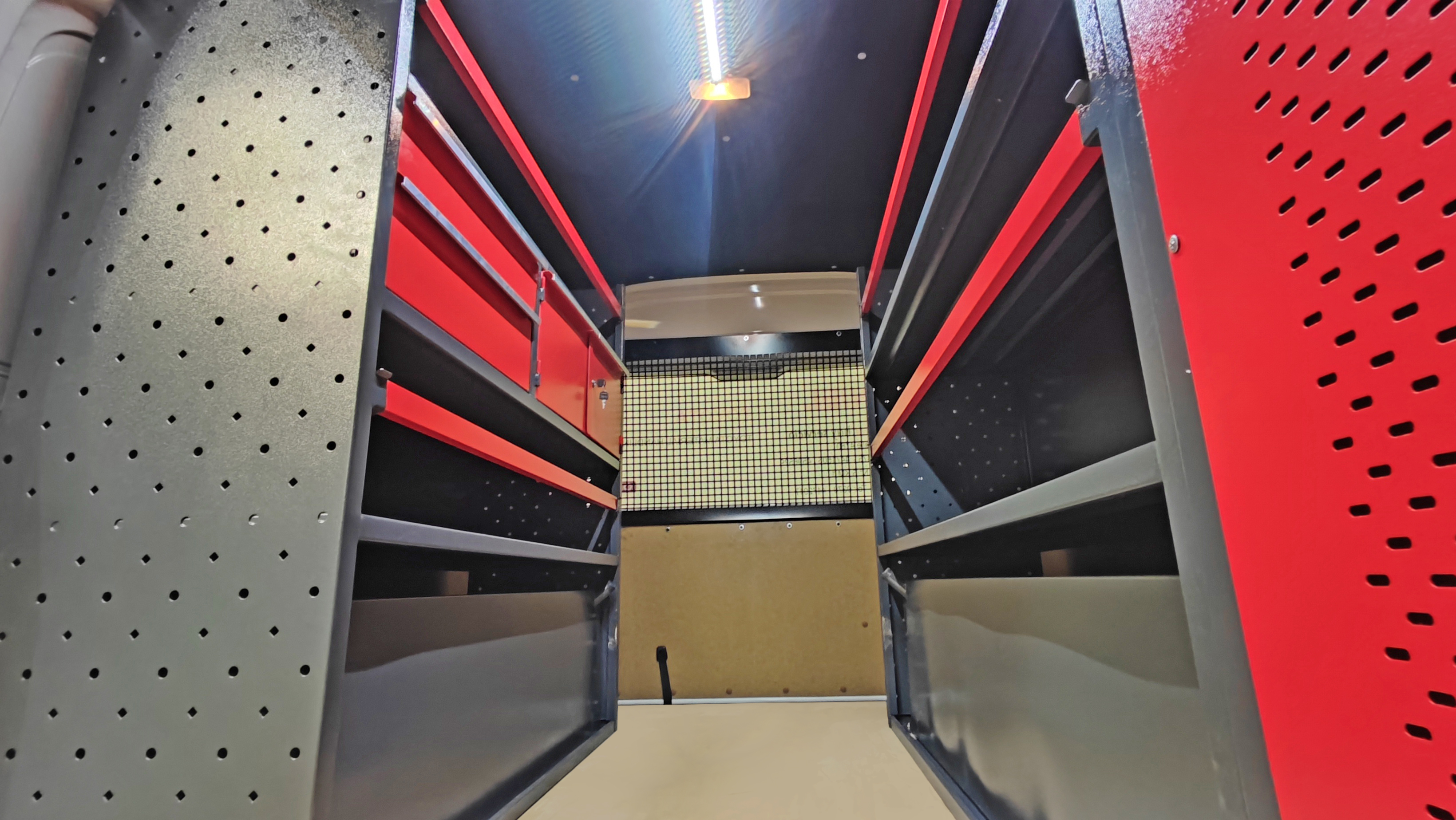 Taller movil Peniel - Equipamiento para camionetas - Unidad de servicio movil - BDK Design (1)