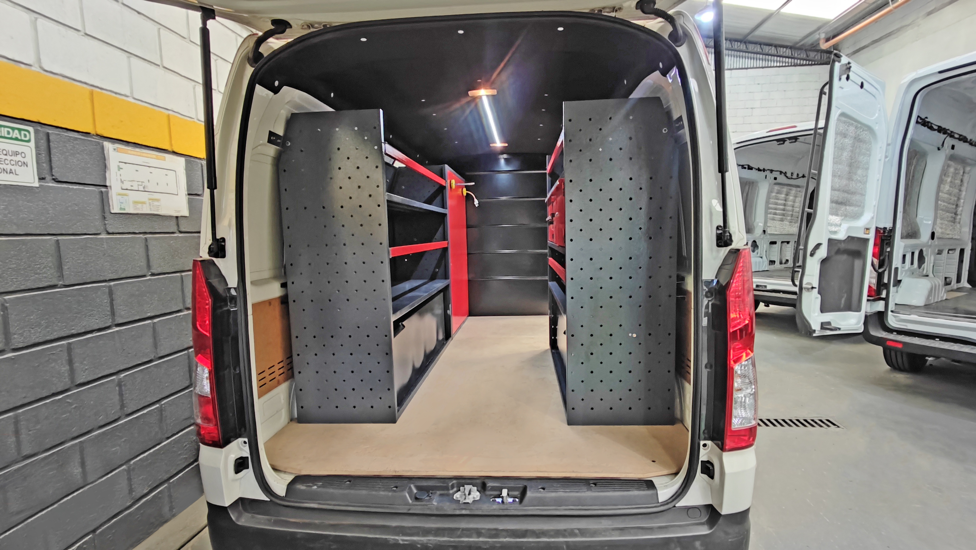 Taller movil Peniel - Equipamiento para camionetas - Unidad de servicio movil - BDK Design (1)